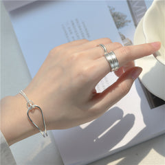 Knotted Bracelets Are Geometric And Simple