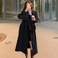 UrbaChic, Trench-Coat au féminin, ample streetwear mi-long mode et élégance, coupe-vent décontracté à double boutonnage, allie fonctionnalité et raffinement, se porte aussi bien sur une tenue habillée que décontractée